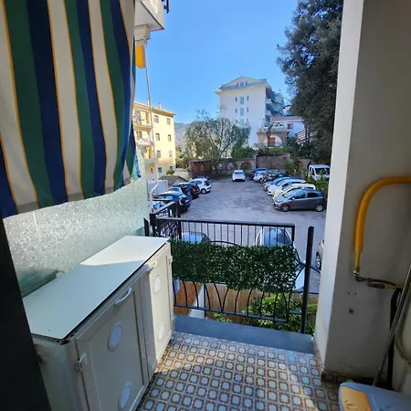 Sorrento's Holidays Проживання в сім'ї